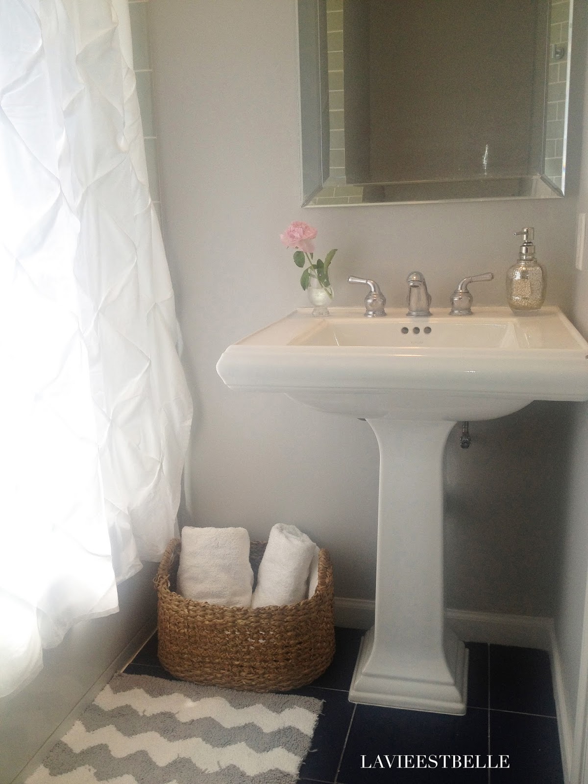 Harper S Bathroom Facelift Lavieestbelle I Painted The Bathroom Light French Gray By Sherwin Williams And With A Few Accessories From Target Homegoods Put On Finishing Touches