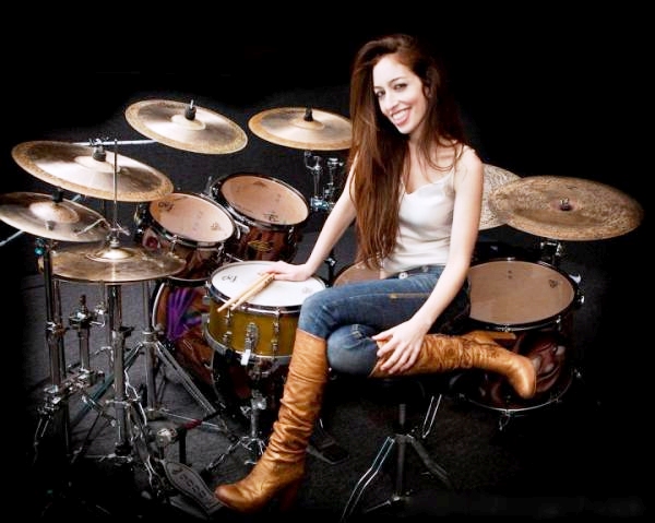 Meytal Cohen - еврейская девушка-барабанщица, играющая heavy metal с улыбко...