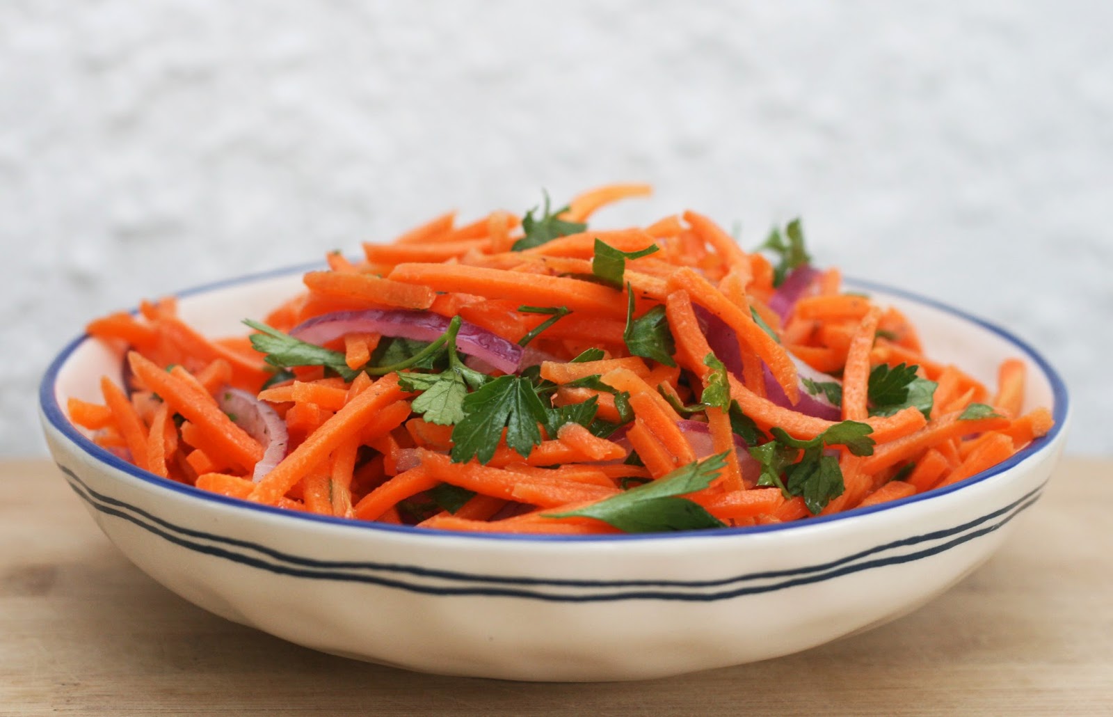 Салат морковь сладкий перец. Овощной салат с морковью. Морковный салат вид сверху. Американский салат. Овощные салаты для похудения живота.