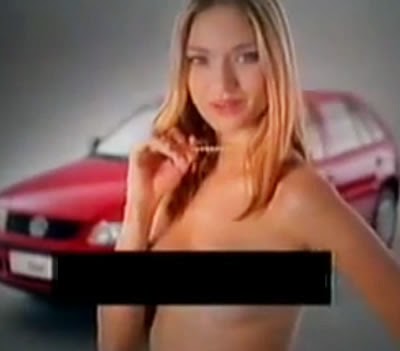 Uma bela atriz tira a roupa (de uma forma invertida) para anunciar a nova geração do GOL, no ano 2000.