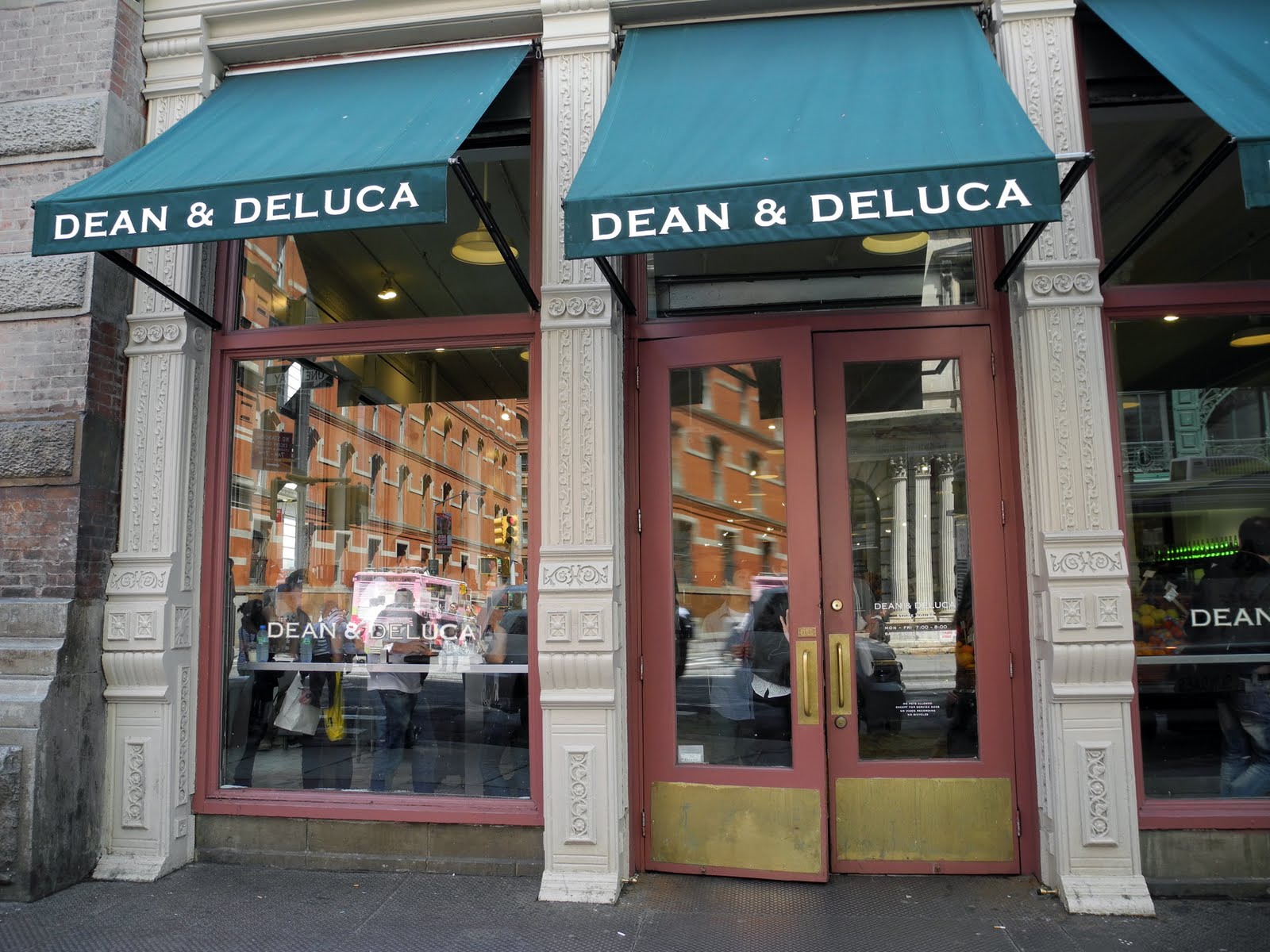 Dean & Deluca, New York : Eating Without Moving