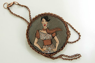 Broche-colgante metálico en color bronce Broche-colgante metálico en color bronce