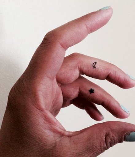 Uma miniatura de lua crescente é retratado em que o portador do dedo médio.