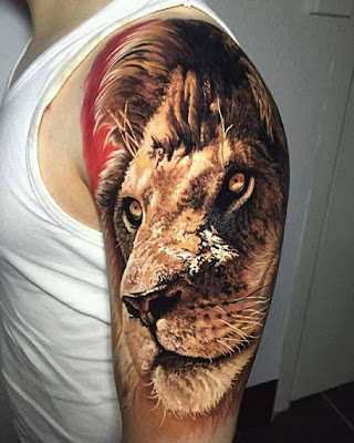Tatuaje hiper realista de león en el brazo