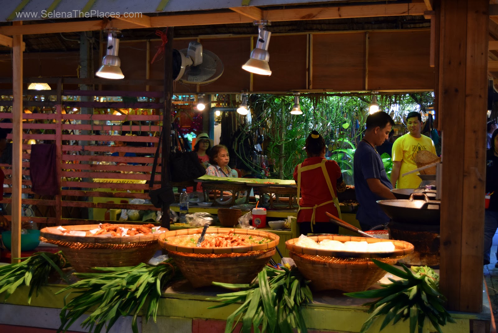 Khlong Lat Mayom Floating Market in Bangkok