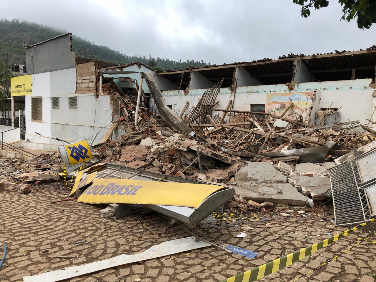 Resultado de imagem para Grupo armado com fuzis explode agência bancária de Meruoca