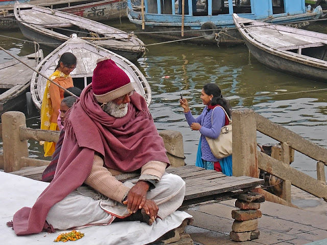 Indien assis sur les rives du Gange