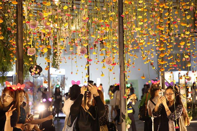 The 8th Flower Exhibition filled with flower scents