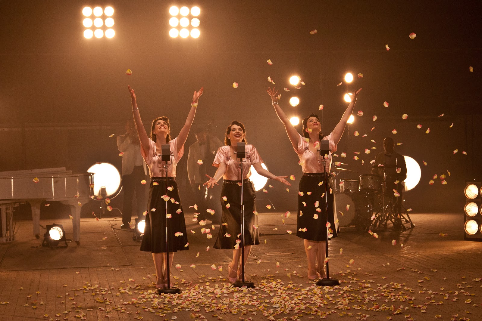 Swing show. Pink Champagne джаз. Sisters singing. The Puppini sisters. Don't mean a thing клип.