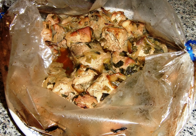 Шашлык из свинины в духовке в фольге. Шашлык из свинины в духовке в фольге. Шашлык в духовке из свинины в фольге. Свиной шашлык в духовке. Шашлык в духовке из свинины в фольге.