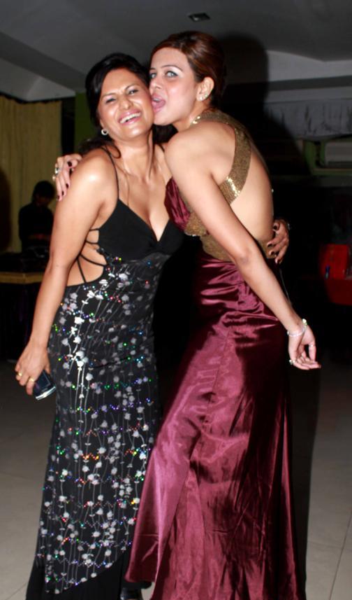 Moon Das Nandini Jumani hot lesbian girls kiss bollywood big boobs breast no bra1 - Moon Das birthday bash Pics