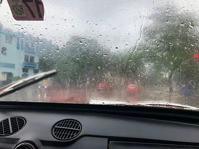 La Habana Vieja desde coche con lluvia