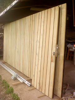 PUERTAS CORREDERAS DE HIERRO REVESTIDAS DE MADERA PARA FINCAS RUSRICAS