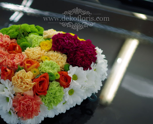 Kolorowa dekoracja samochodu na ślub - serce z kwiatów