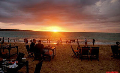 nuansa sunset di pantai jimbaran bali nuansa sunset di pantai jimbaran bali