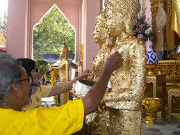 L'or sur les statues de Bouddha en Thaïlande