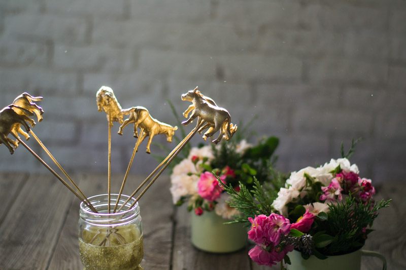 Palitos con animalitos de plástico diy