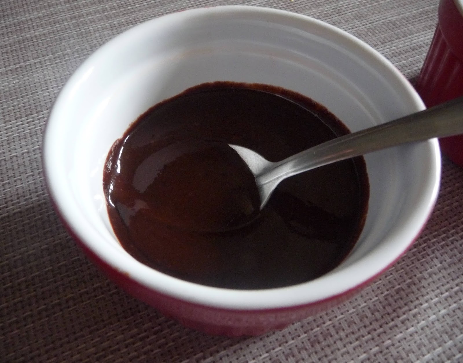 Cuillère, aiguille et scie sauteuse Compote de poire au chocolat