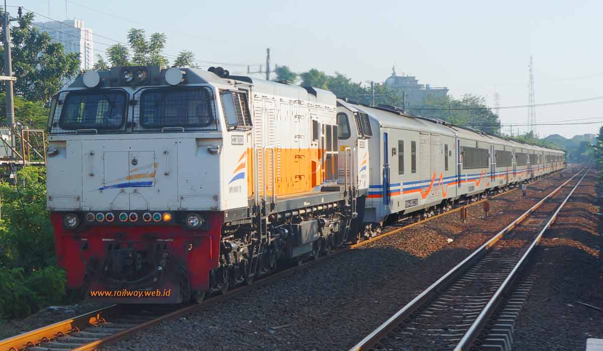 Жд вокзал сумы. Железная дорога 2000. Great british railway journeys. Картинки локомотива поезда для рабочего стола. Trains website.