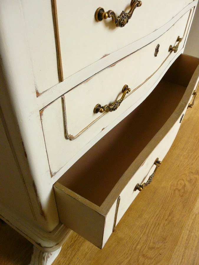 Comoda blanca restaurada