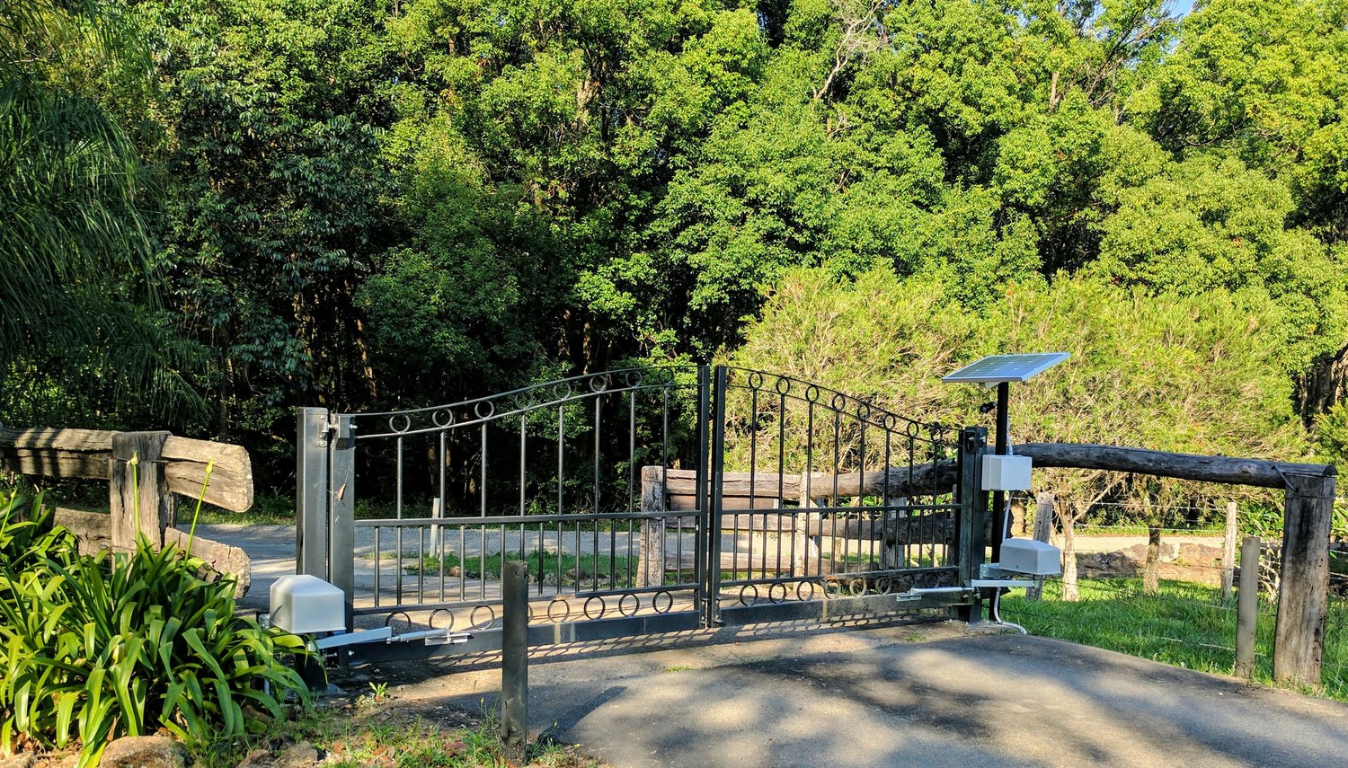 Alligator Gates And Panels Service In Ipswich solar power gates