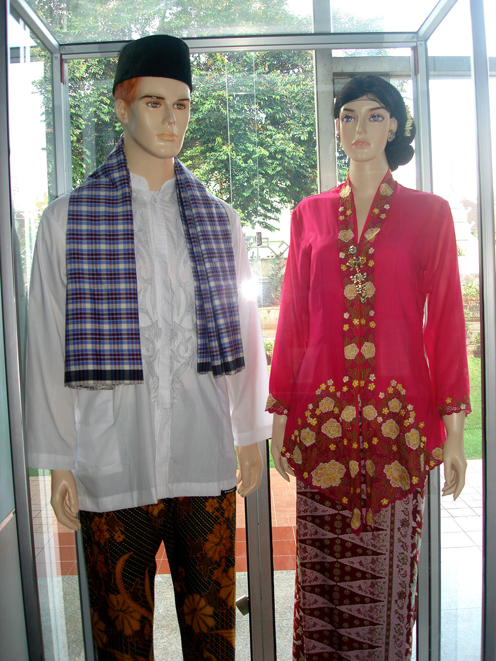 Bentuk Baju Yang Dipakai Oleh Ondel Ondel Laki Laki Adalah  Desain
