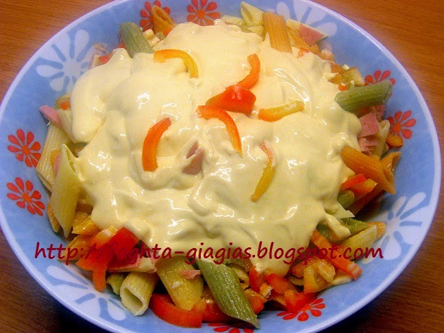 Πέννες τρικολόρε (tricolore) σαλάτα με χρωματιστές πιπεριές