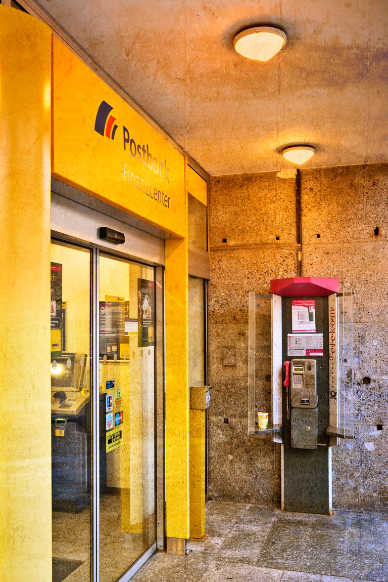 fototakamoto: die gelbe Post und der rosa Riese