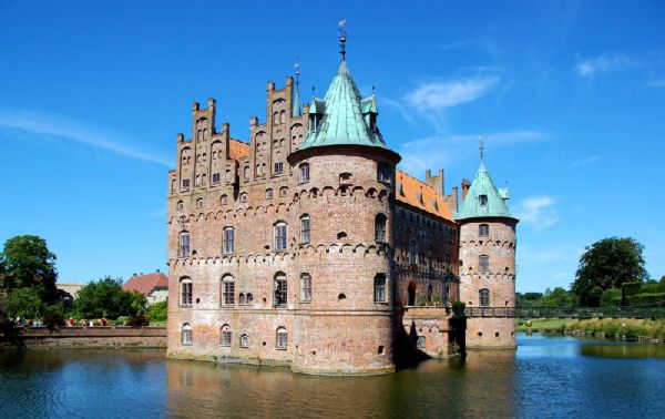 News Dumper: Beautiful Castle Moats