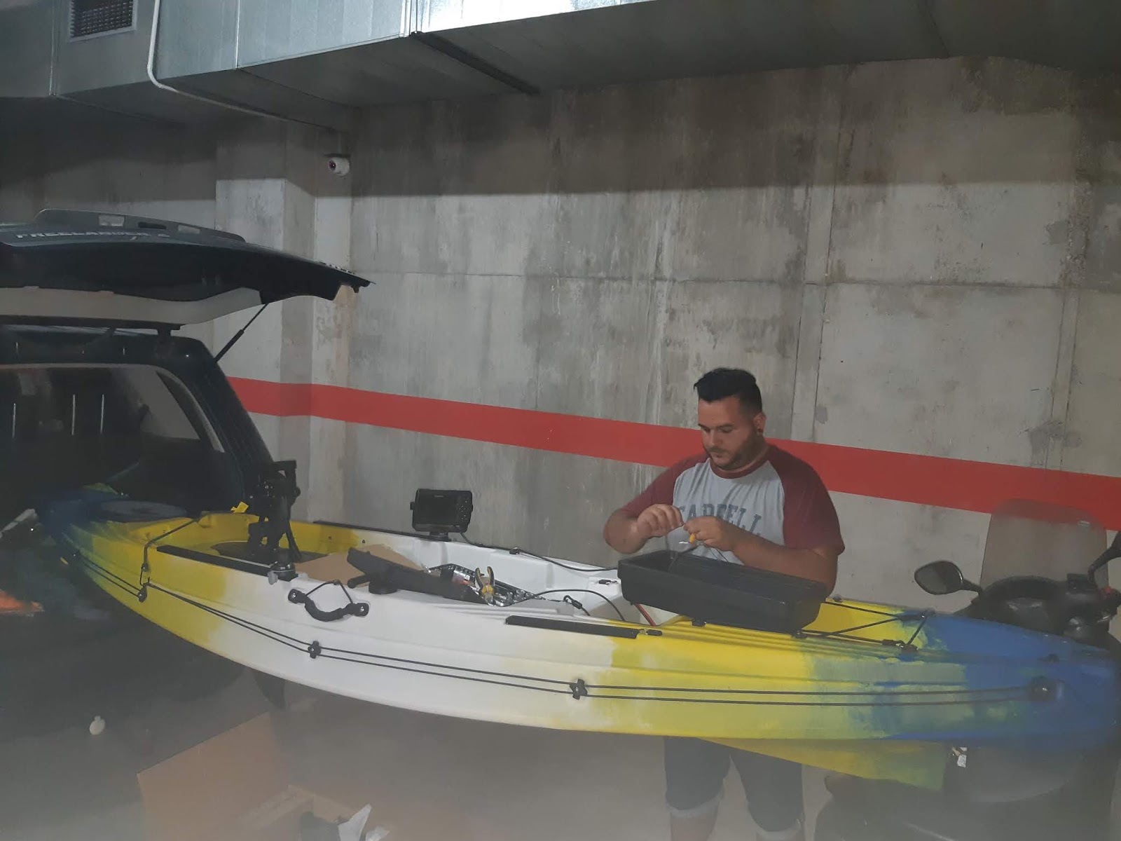 Instalación sonda de pesca en kayak Barracuda. ¡Cómo se pone el Sonar en el  kayak! 