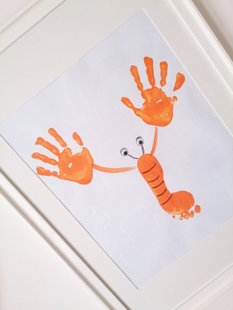 Manualidad Decorar en familia_ Lámina cangrejo pintada con pies y manos5