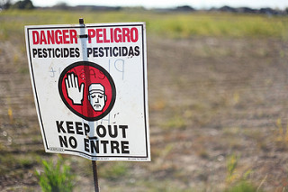 Cartel de peligro. Pesticidas. Keep out. No entre.