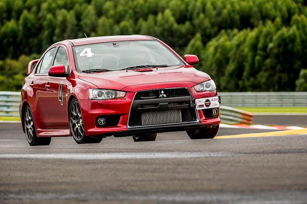 Curitiba Racing  Automóveis e automobilismo em Curitiba: Mitsubishi Motors  oferece experiências a bordo de super esportivo e carro de corrida