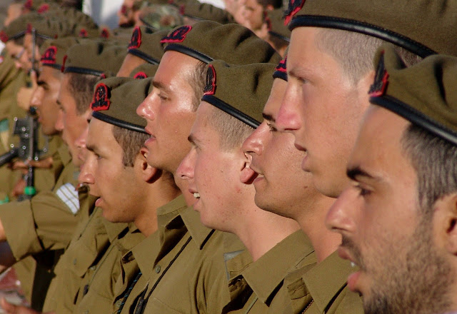 grupo de soldados en formación - supremacía blanca en los Estados Unidos