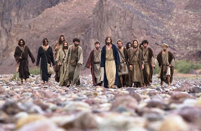 Jesus andando com seus discípulos