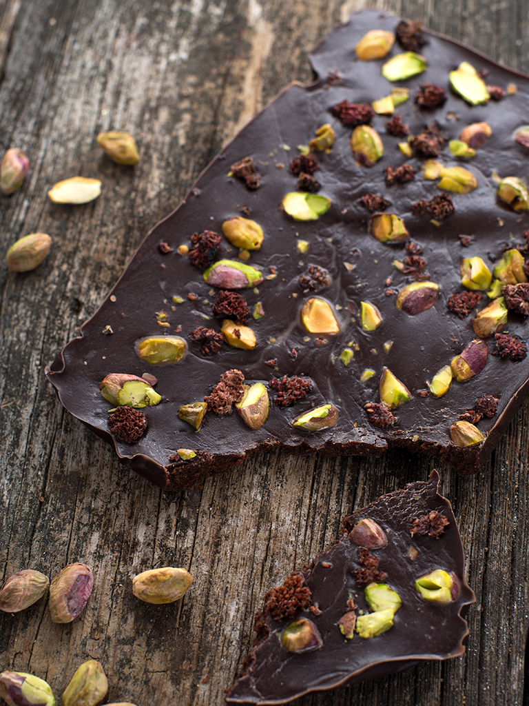 Przepis na domowa czekolada z pistacjami i malinami weganskie, bezglutenowe, bez cukru roślinny blog kulinarny
