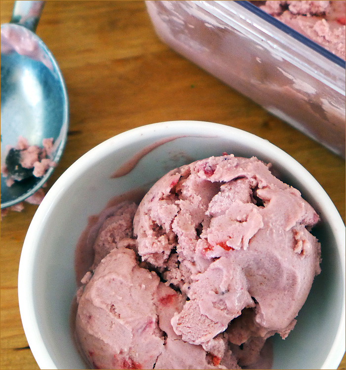 Strawberry ice cream sweetened with dates
