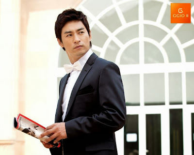 Joo Jin Mo looks