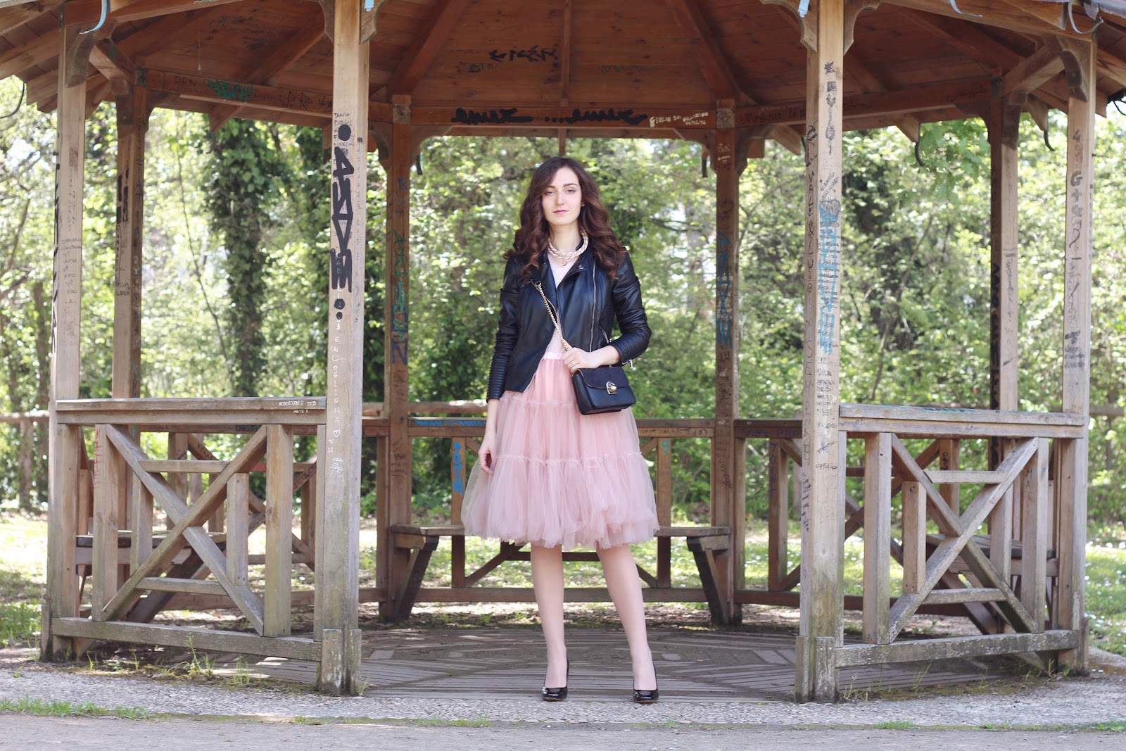fashion style blogger italian girl italy ootd outfit vogue glamour pescara tulle skirt gonna rosa pink chic wish collana charme bijoux necklace zara heels shoes scarpe tacchi bag borsa jacket leather giacca chiodo pelle look rock chic