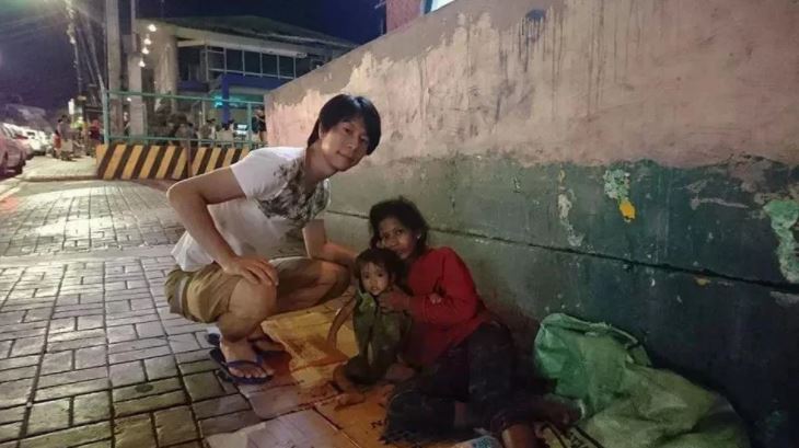 This Japanese tourist helps Filipinos who are in need.