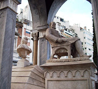 Las mujeres en  el Cementerio de La Recoleta.