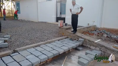 Bizzarri, da Bizzarri Pedras, conferindo a execução da escada de pedra com pedra folheta de granito, fazendo os pisos de pedra nos patamares da escada de pedra em sede da fazenda em Atibaia-SP.