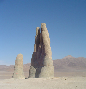 Increíble escultura la mano del desierto.