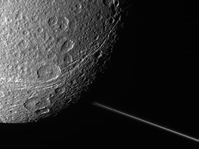 Crateras na lua Dione
