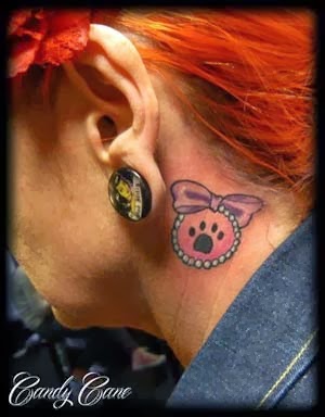 tatuagem de patinha de cachorro no pescoço feminino
