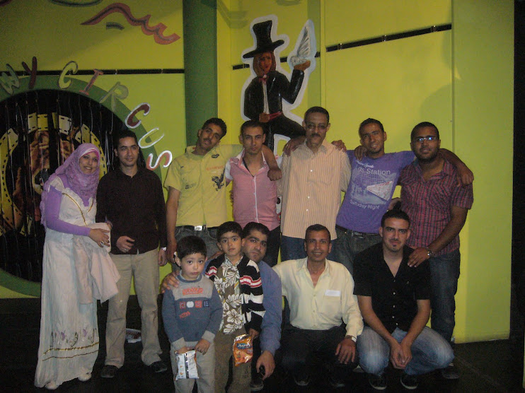 مع المخرج يوسف أبوزيد ود عادل شداد وفريق المسرح على خشبة مسرح متربول