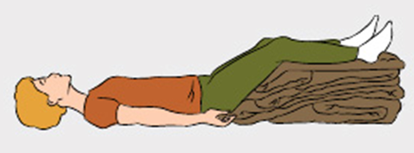 уложить пострадавшего при потере сознания. уложить пострадавшего на спину, под ноги положить валик. положение лежа на спине с приподнятыми ногами. поза лягушки при переломе костей таза. валик для спины положение.