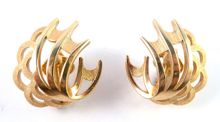 https://www.kcavintagegems.uk/vintage-crown-trifari-abstract-design-clip-on-earrings-6685-p.asp