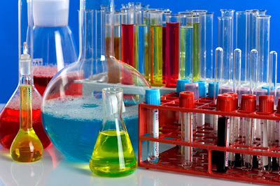 Tubos de ensayo en colores diversos para prácticas de laboratorio
