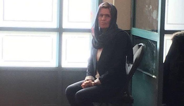 Kathleen Wynne veiled in mosque